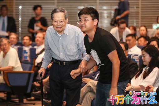 物理学家杨振宁与爱因斯坦有什么关系?杨振宁对我国有哪些贡献? 物理学家杨振宁与爱因斯坦有什么关系?杨振宁对我国有哪些贡献?