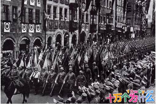 希特勒到底是用了什么方式能够瞒着英法两国扩展军队? 希特勒到底是用了什么方式能够瞒着英法两国扩展军队?