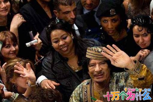 卡扎菲死后利比亚是怎么安葬他的? 卡扎菲死后利比亚是怎么安葬他的?