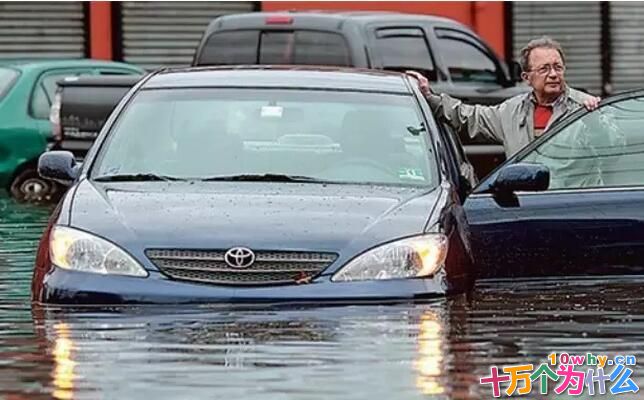 暴雨时如何保证驾车安全
