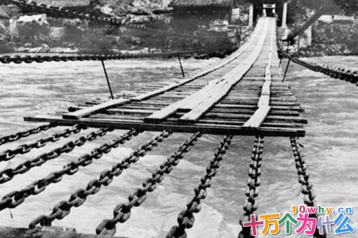 飞夺泸定桥之战中,为何敌军只是拆除了木板不弄断铁索呢? 飞夺泸定桥之战中,为何敌军只是拆除了木板不弄断铁索呢?